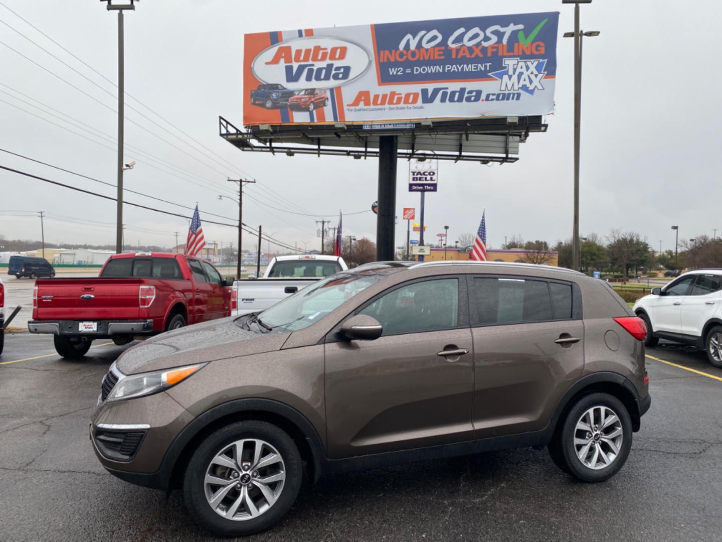 2015 TAN Kia Sportage LX FWD (KNDPB3AC2F7) with an 2.4L V6 DOHC 24V engine, 6-Speed Automatic transmission, located at 420 I-35E, Lancaster, TX, 75146, (469) 297-4144, 32.593929, -96.823685 - Photo#0